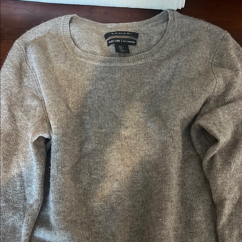Tahari Cashmere crewneck Sweater